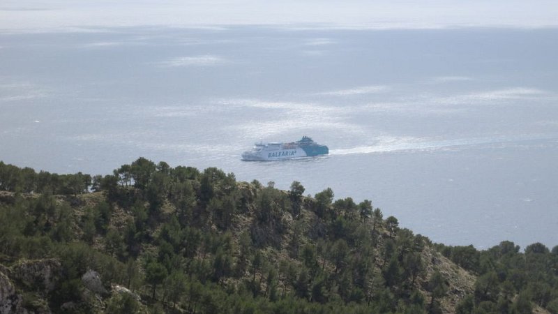 170327_Schiff.jpg - Mallorca-Wanderungen - 27.03.2017 Talaia d' Alcudia  vom Abstieg  -  Schiff (vermutlich Alcudia - Sa Calobra)