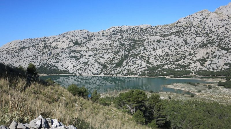 170329_Cuber.jpg - Mallorca-Wanderungen - 29.03.2017 Refugii Tossals Verds  vom Moro de Cuber  -  gefüllter Speicher