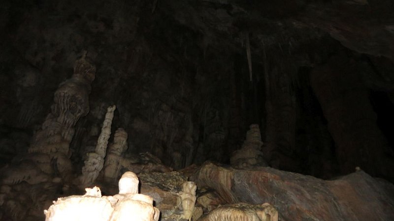 170331_Höhle_2.jpg - Mallorca-Wanderungen - 31.03.2017 Cova Cerada  in der Höhle  - Gesamtsicht eines Raums