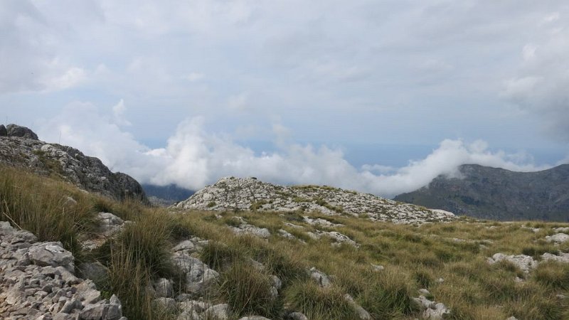 170405_Wolken_1.jpg - Mallorca-Wanderungen - 05.04.2017 Massanella  vom Abstieg Voltes d'en Galileu  -   Wolken steigen vom Meer hoch