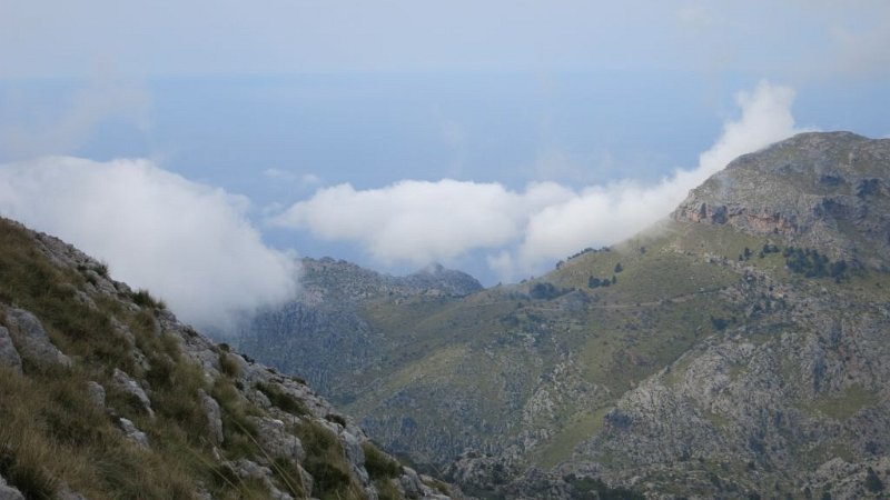 170405_Wolken_2.jpg - Mallorca-Wanderungen - 05.04.2017 Massanella  vom Abstieg Voltes d'en Galileu  -   Wolken können doch nicht steigen