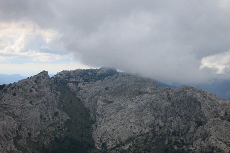 171020_Berge_Soller.jpg - Mallorca-Wanderungen - 20.10.2017 Dreigipfel-Tour komplett   vom Gipfel L' Ofre - Berge bei Soller in Wolken