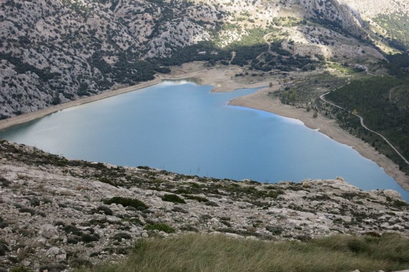 171020_Cuber.jpg - Mallorca-Wanderungen - 20.10.2017 Dreigipfel-Tour komplett (sa Rateta, Na Franquesa, L' Ofre)  vom Sa Rateta - Cuber ziemlich leer