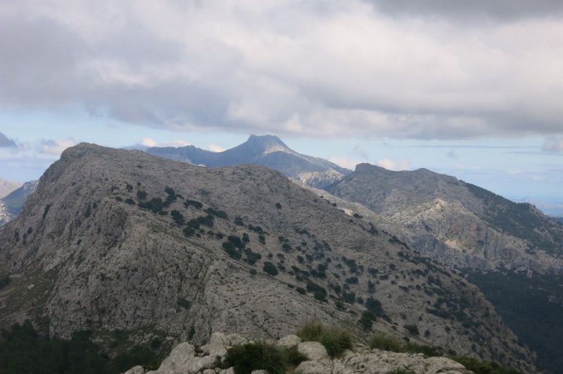171020_Franquesa_Rateta.jpg - Mallorca-Wanderungen - 20.10.2017 Dreigipfel-Tour komplett   vom Anstieg L' Ofre - die beiden anderen Gipfel (links Na Franquesa, rechts Sa Rateta) 