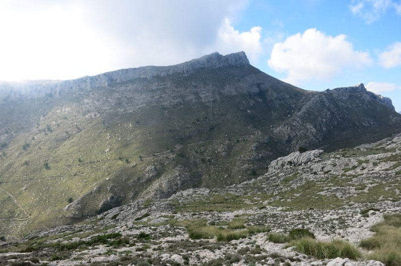 171021_Massanella.jpg - Mallorca-Wanderungen - 21.10.2017 Galileu mit Kammwanderung   vom Aufstieg Galileu - der mächtige Massanella