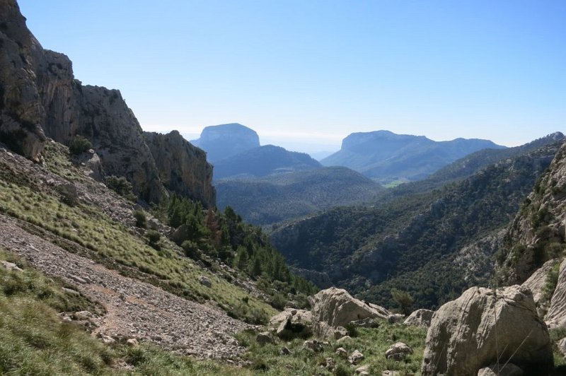 171026_Abstiegpunkt_1.jpg - Mallorca-Wanderungen - 26.10.2017 Ofre von Pas de Lis   nach dem geblockten Aufstieg - Aussicht Richtung Ebene