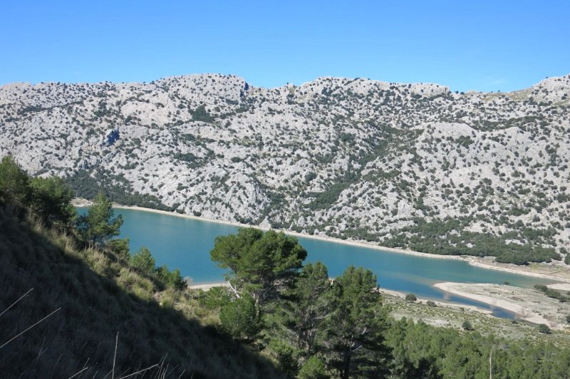 180309_Cuber.jpg - Mallorca-Wanderungen - 09.03.2018   Refugi Tossals Verds  vom Aufstieg zum Morro de Cuber  -  Stausee Cuber 