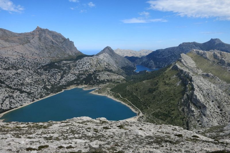 180310_Stauseen.jpg - Mallorca-Wanderungen - 10.03.2018  Sa Rateta und Na Franquesa  vom Gipfel Sa Rateta  -  beide Stauseen