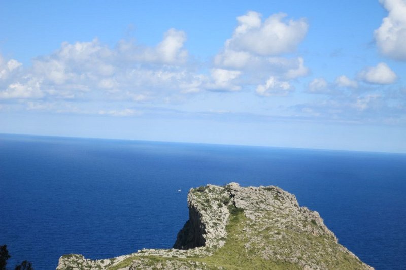 180317_Boot.jpg - Mallorca-Wanderungen - 17.03.2018  Mortitx  vom Hinweg  -  Boot ohne Segel