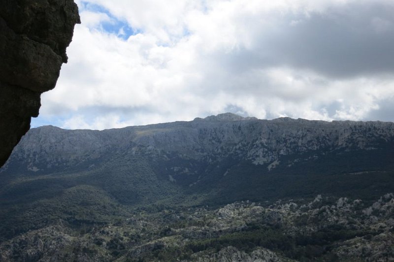 180318_Wolken.jpg - Mallorca-Wanderungen - 18.03.2018  Sonntagswanderung  von den Höhlenhäusern  -  Wolken über den Bergen