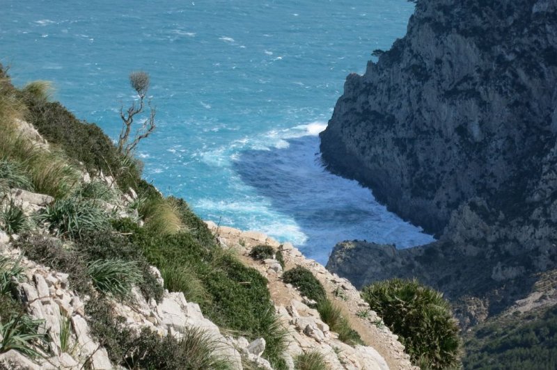 180321_Gischt.jpg - Mallorca-Wanderungen - 21.03.2018  Talaia d' Alcudia  vom Abstieg Talaia  -  Gischt in der Bucht 