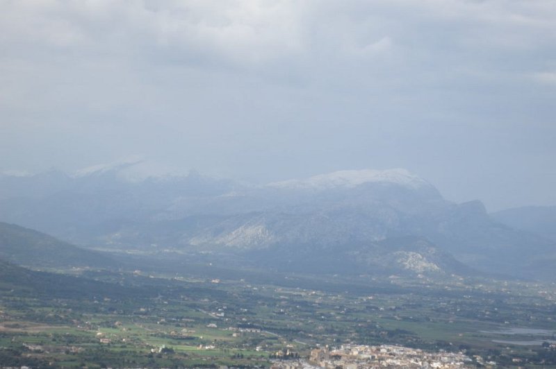 180321_Schnee_Bergen.jpg - Mallorca-Wanderungen - 21.03.2018  Talaia d' Alcudia  vom Anstieg Vaume  -  Schnee in den Bergen (Schneegrenze 900 m)