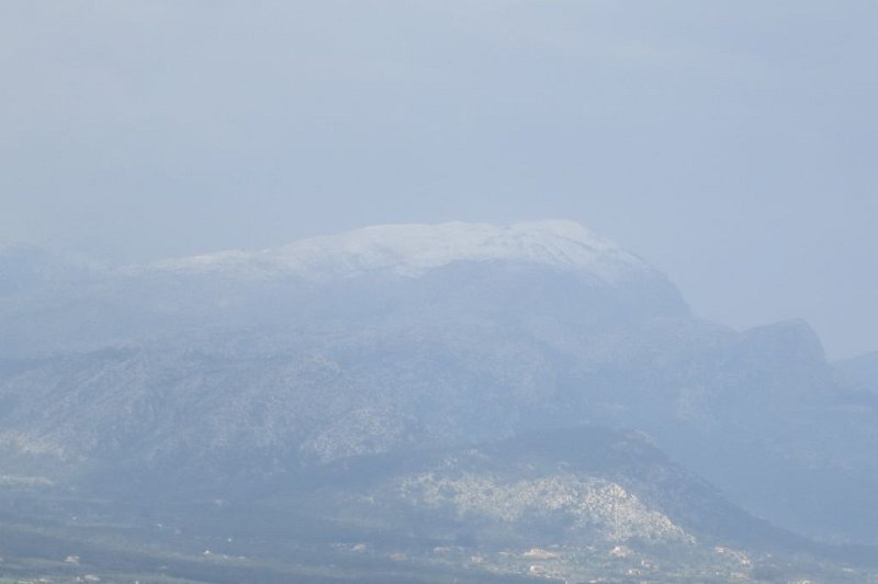 180321_Schnee_Tomir.jpg - Mallorca-Wanderungen - 21.03.2018  Talaia d' Alcudia  vom Anstieg Vaume  -  Schnee auf dem Tomir