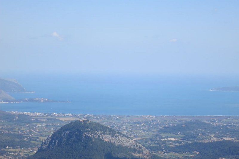 180322_BuchtPollentia.jpg - Mallorca-Wanderungen - 22.03.2018  Cuculla de Fartaritx  vom Gipfel  -  Bucht von Pollentia