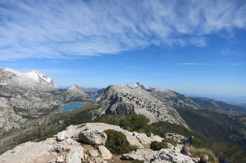180323_Galileu_Massanella.jpg - Mallorca-Wanderungen - 23.03.2018  L' Ofre - Es Barracons - Comasema  vom Gipfel  -  Penyal des Migdias und Puig Major