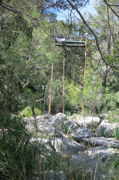 180323_Hochsitz2.jpg - Mallorca-Wanderungen - 23.03.2018  L' Ofre - Es Barracons - Comasema  vom Rückweg Comasema  -  Hochsitz