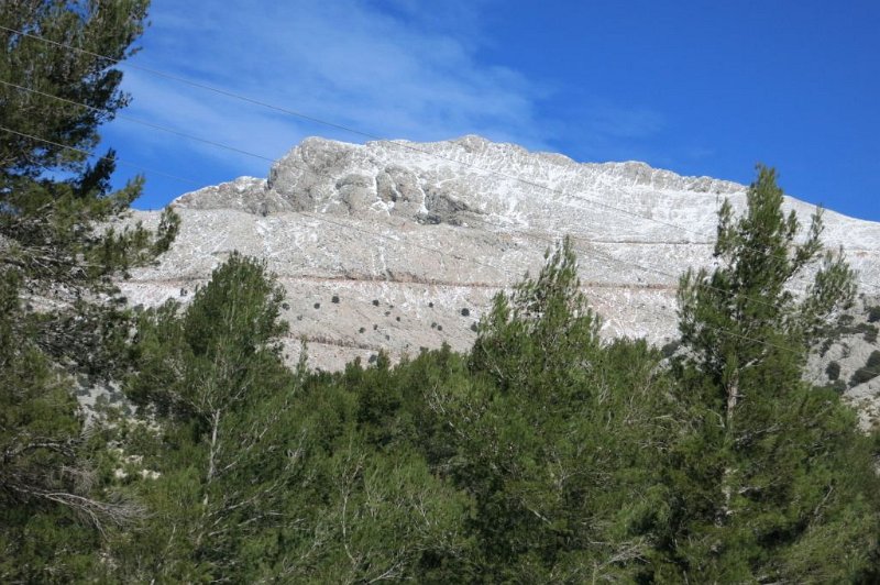 180323_PenyalMigdias.jpg - Mallorca-Wanderungen - 23.03.2018  L' Ofre - Es Barracons - Comasema  vom Parkplatz  -  Penyal des Migdias