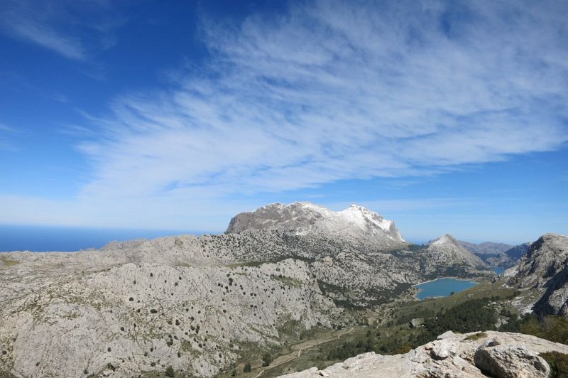 180323_PuigMajor.jpg - Mallorca-Wanderungen - 23.03.2018  L' Ofre - Es Barracons - Comasema  vom Gipfel  -  P