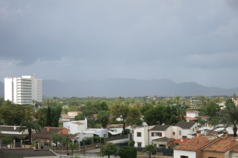 181010_Berge_Wolken.jpg - Mallorca-Wanderungen - 10.10.2018 Strandwanderung - vom Hotelbalkon   Berge in Wolken 