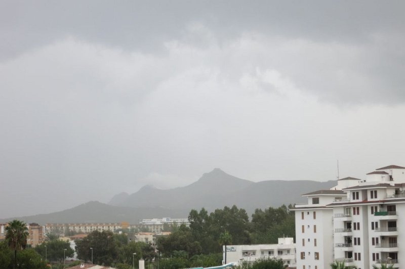 181010_Wolken.jpg - Mallorca-Wanderungen - 10.10.2018 Strandwanderung - vom Hotelbalkon   Wolken aus Richtung Talaia d' Alcudia