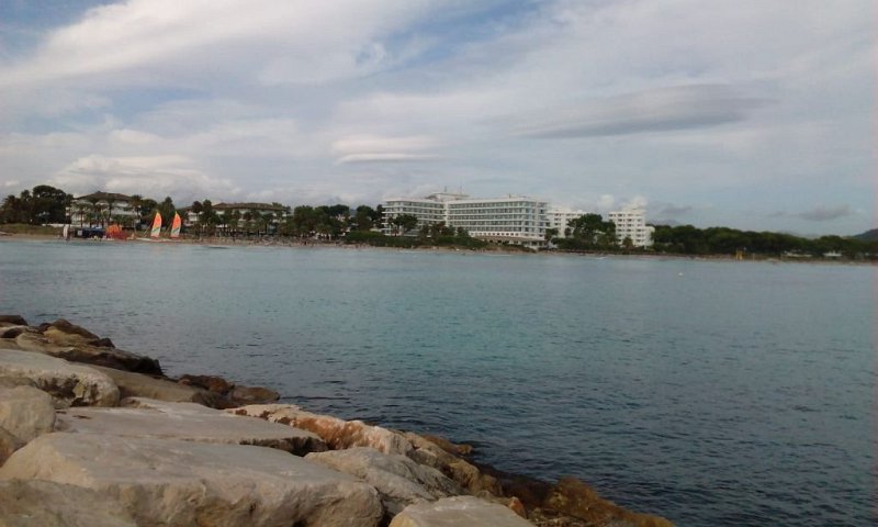 181010_Wolken_Strand.jpg - Mallorca-Wanderungen - 10.10.2018 Strandwanderung - vom Bootshafen S' Oberta am Gran Canal bei S' Albufera   Hotel Esperanza, im Hintergrund Wolken 