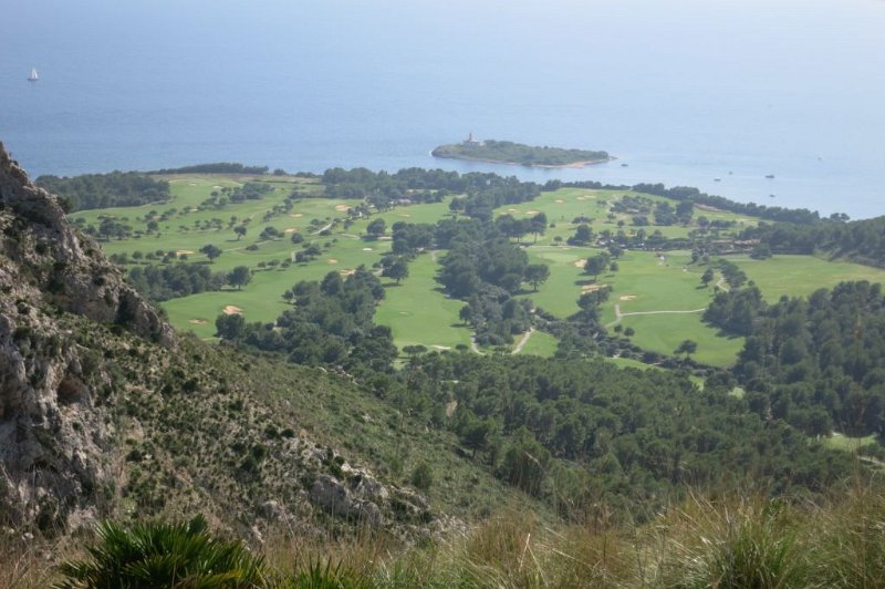 181013_Insel_Golf.jpg - Mallorca-Wanderungen - 13.10.2018 Talaia d' Alcudia - vom Rückweg   Golfplatz und Insel Alcanada