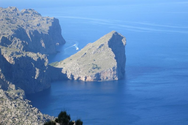 181014_Schnellboot.jpg - Mallorca-Wanderungen - 14.10.2018 Puig Roig - vom Rundweg   Schnellboote begegnen sich 