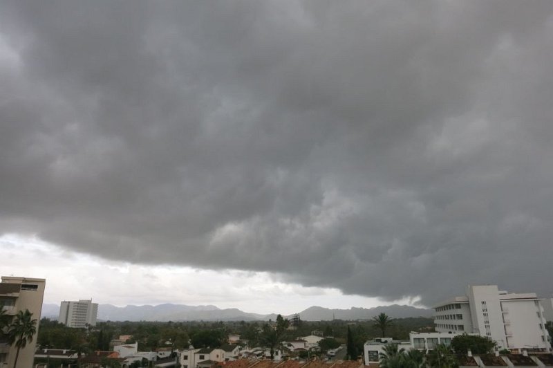 181018_Regen-Wolken.jpg - Mallorca-Wanderungen - 18.10.2018 Regen - vom Hotelbalkon   Regen-Wolken
