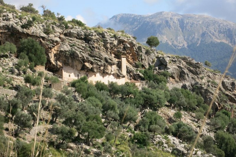 181021_Hoehlenhaeuser.jpg - Mallorca-Wanderungen - 21.10.2018 Puig Roig - vom Rundweg   Höhlenhäuser (einer geführten Gruppe wurde vermittelt, dass diese Wohnungen vermietet werden)