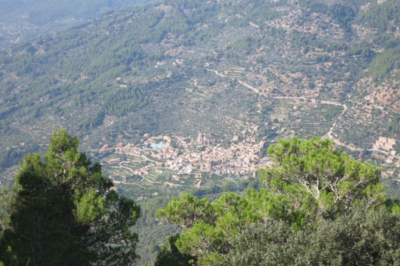 181022_Fornalutx.jpg - Mallorca-Wanderungen - 22.10.2018 Biniaraix - Coll de L 'Ofre - Es Marroigs - vom Abstieg   das schönste Dorf: Fornalutx