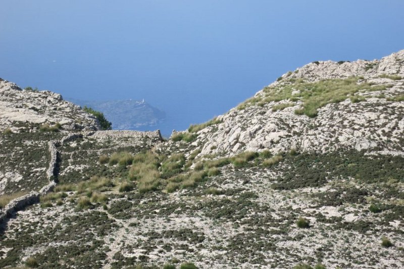 181022_Leuchtturm.jpg - Mallorca-Wanderungen - 22.10.2018 Biniaraix - Coll de L 'Ofre - Es Marroigs - am höchsten Punkt (beim Puig des Verger)   Leuchtturm Port de Soller (im Vordergrund Tor zum Abstieg nach Fornalutx)