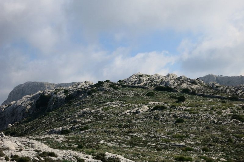 181022_Sa_Rateta.jpg - Mallorca-Wanderungen - 22.10.2018 Biniaraix - Coll de L 'Ofre - Es Marroigs - am höchsten Punkt (beim Puig des Verger)   im Hintergrund Sa Rateta und Na Franquesa