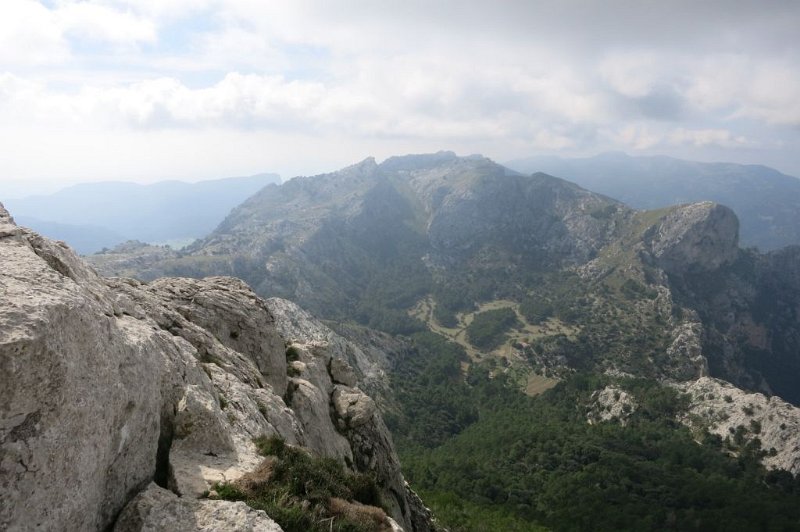 181023_Finca_LOfre.jpg - Mallorca-Wanderungen - 23.10.2018 Dreigipfeltour (Sa Rateta, Na Franquesa, L 'Ofre) - vom Gipfel des L 'Ofre   Finca L 'Ofre, im Hintergrund die Berge: Puig de na Maria, Puig des Coll des Jou, Sementer Gran, Es Cornador Gran