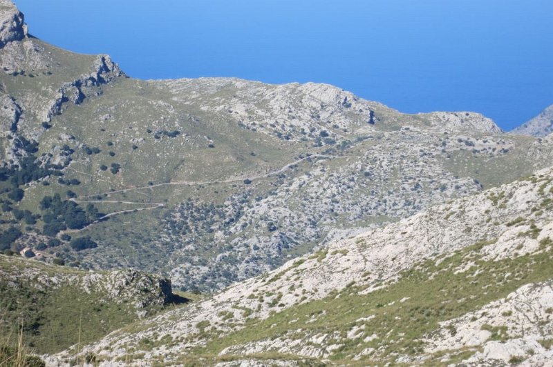 181024_Sa_Calobra_Zoom.jpg - Mallorca-Wanderungen - 24.10.2018 Massanella von Son Macip - vom Aufstieg zum Coll des Prat   Richtung Sa Calobra (Zoom), Straße erkennbar