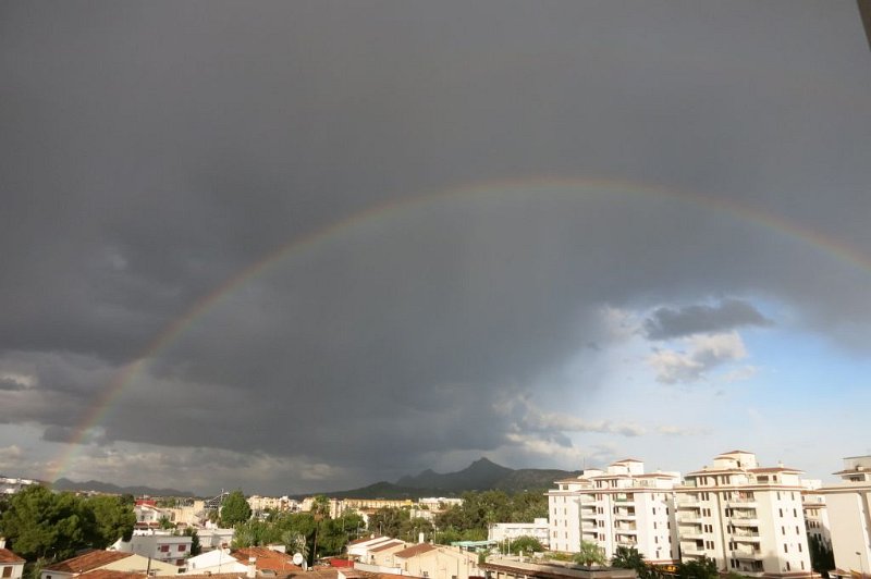 181029_Regenbogen.jpg - Mallorca-Wanderungen - 29.10.2018 Kurzwanderung, weiterer Aufstieg Tomir über Pas de sa Paret gesucht - vom Hotelbalkon  Regenbogen am Nachmittag
