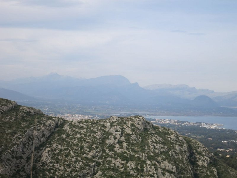 190306_Berge.jpg - Mallorca-Wanderungen - 06.03.2019 Talaia d' Alcudia - vom Wanderweg  Berge am Horizont