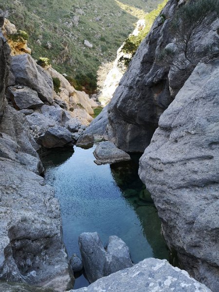190314_Schlucht_A.jpg - Mallorca-Wanderungen - 14.03.2019 Hexenhöhle, Mortitx - vom Startpunkt Schlucht  Richtung Meer (Foto Anton)