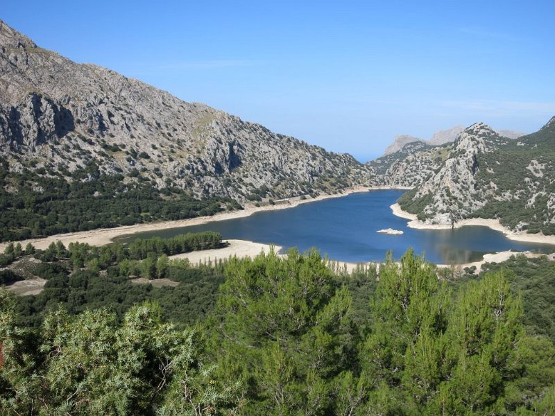 191012_GorgBlau.jpg - Mallorca-Wanderungen - 12.10.2019 - Tossals Verds - Rückweg zum Parkplatz  Stausee Gorg Blau (Vergleich 09.04.2014)