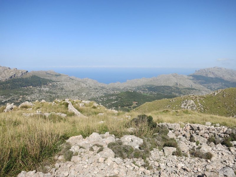 191013_Berge_Meer.jpg - Mallorca-Wanderungen - 13.10.2019 - Tomir über Pas de sa Paret - vom Aufstieg  Berge und Meer, was will man mehr