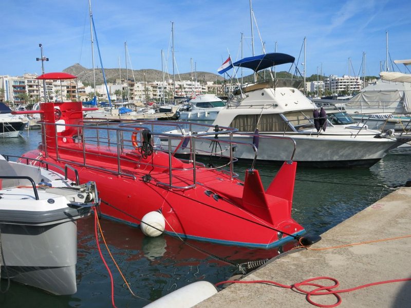 191017_U-Boot.jpg - Mallorca-Wanderungen - 17.10.2019 - Hafen Alcudiamar - Sporthafen  Boot im Stil eines aufgetauchten U-Bootes