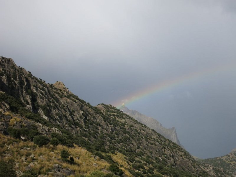 191023_Regenbogen.jpg - Mallorca-Wanderungen - 23.10.2019 - Sa Rateta, Na Franquesa - vom Rückweg im Tal  Regenbogen beim Radar auf dem Puig Major