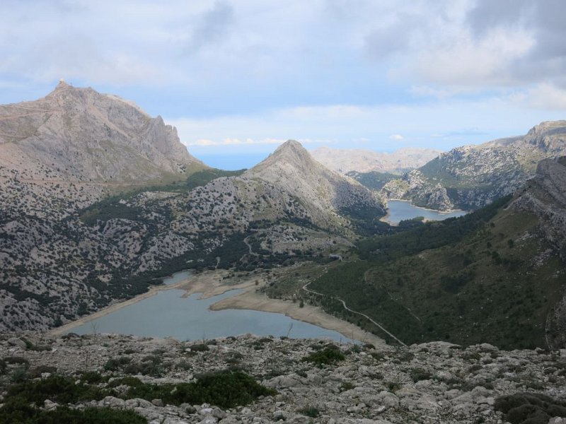 191023_Stauseen.jpg - Mallorca-Wanderungen - 23.10.2019 - Sa Rateta, Na Franquesa - vom Gipfel Sa Rateta  die Stauseen Cuber, Gorg Blau