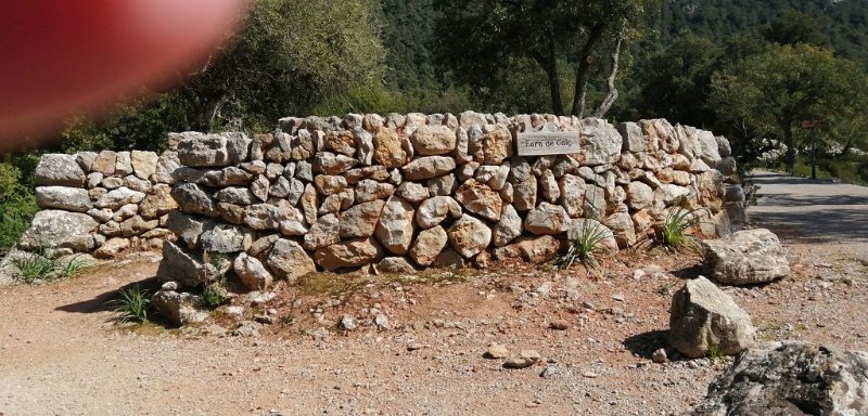 200312_Menut.jpg - Mallorca-Wanderungen - 12.03.2020 - vom March-Tal zum Binifaldo-Tal - am Menut   nachgebauter Kalkofen