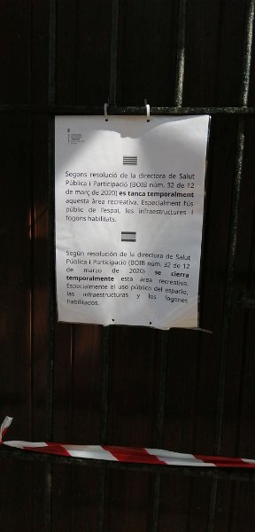 200313_Sperrung.jpg - Mallorca-Wanderungen - 13.03.2020 - Talaia d' Alcudia -  vom Wanderweg   Anordnung zur vorübergehenden Sperrung der Berghütte