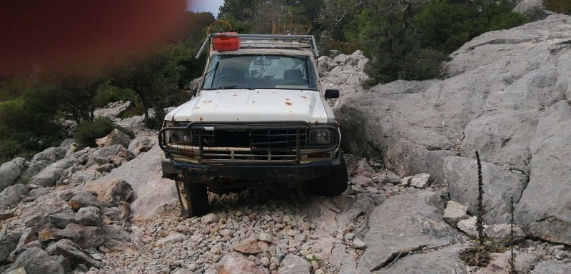 200314_Sperre.jpg - Mallorca-Wanderungen - 14.03.2020 - Coll de Sa Batailla - Alcanella - vom Wanderweg   Sperre mit Auto am Ende einer Straße