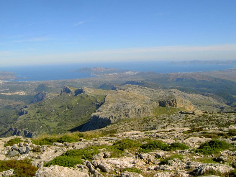 Bahia.jpg - Mallorca-Wanderungen - 24.10.2009 Cuculla de Fartaritx   vom Gipfel - beide Buchten (Pollenca, Alcudia) 