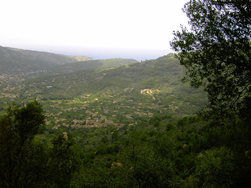Biniaraix_Fornalutx.jpg - Mallorca-Wanderungen - 23.10.2009 Biniaraix   vom Aufstieg - Rückblick Bianaraix und Fornalutx (im Hintergrund Leuchtturm Port de Soller)