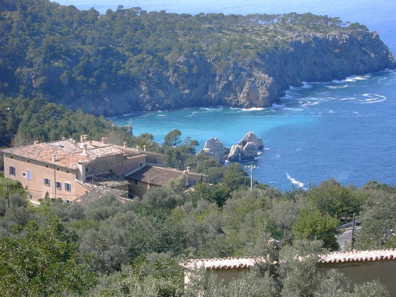 Deia_von_oben.jpg - Mallorca-Wanderungen - 21.03.2009 Deia   von Deia - Blick auf Bucht 