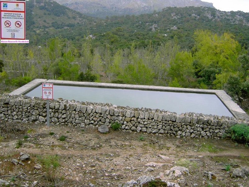 Loeschspeicher.jpg - Mallorca-Wanderungen - 17.10.2009 Tomir   vom Weg - Nein, Löschwasser