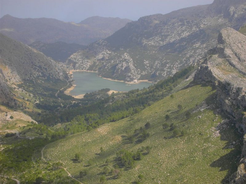 grosse_Insel_im_Gorg_Blau.jpg - Mallorca-Wanderungen - 16.10.2009 Drei-Gipfel-Tour   vom Franquesa - Speicher Cuber